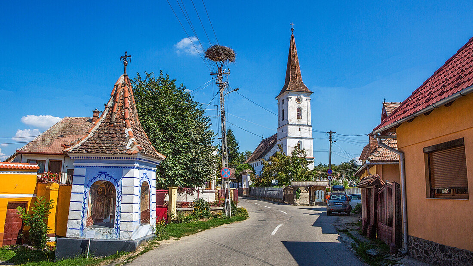 Satul ascuns printre pădurile din România i-a răvășit pe turiștii străini. Comoara de nepretuit care se află în micuța așezare din Transilvania