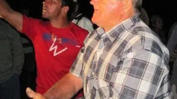 VIDEO Elena Udrea a fugit din mijlocul scandalului de la Letea! Sunt caii nostri! Puteti sa faceti bors cu ei daca ne dati banul, au strigat localnicii. Vezi aici de la ce a pornit totul!