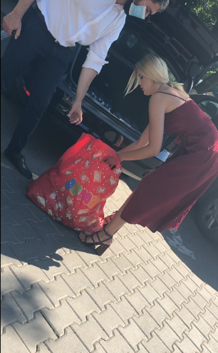 Imagini exclusive cu Emily Burghelea, la platoul Acces Direct, după ce și-a recuperat bagajele