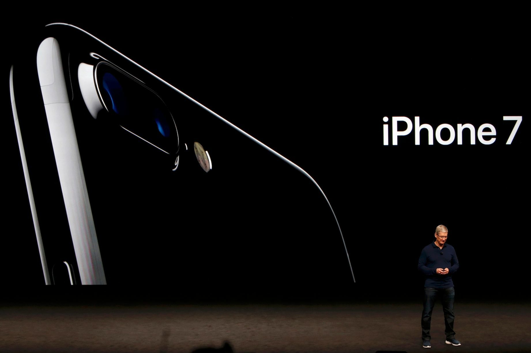 Aşteptarea a luat sfârşit! Cum arată iPhone 7 şi ce accesorii futuristice are!