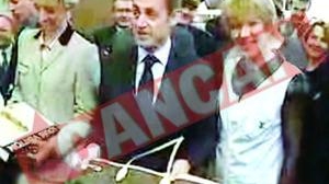 Sarkozy a plecat cu geanta Vuitton