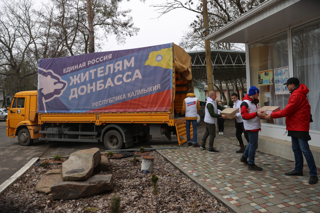 Ajutorul umanitar pentru civilii evacuați din Donbass și cazați temporar la centrul sportiv și de recreere Romashka. (Sursa foto: profimedia.ro)