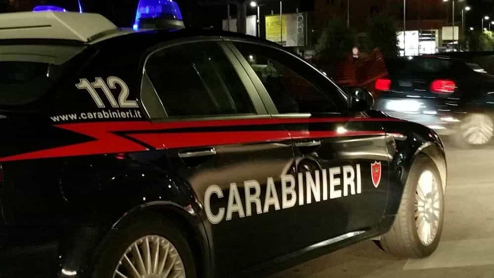 O femeie de 66 de ani a  murit după ce un bolovan a căzut pe mașina ei