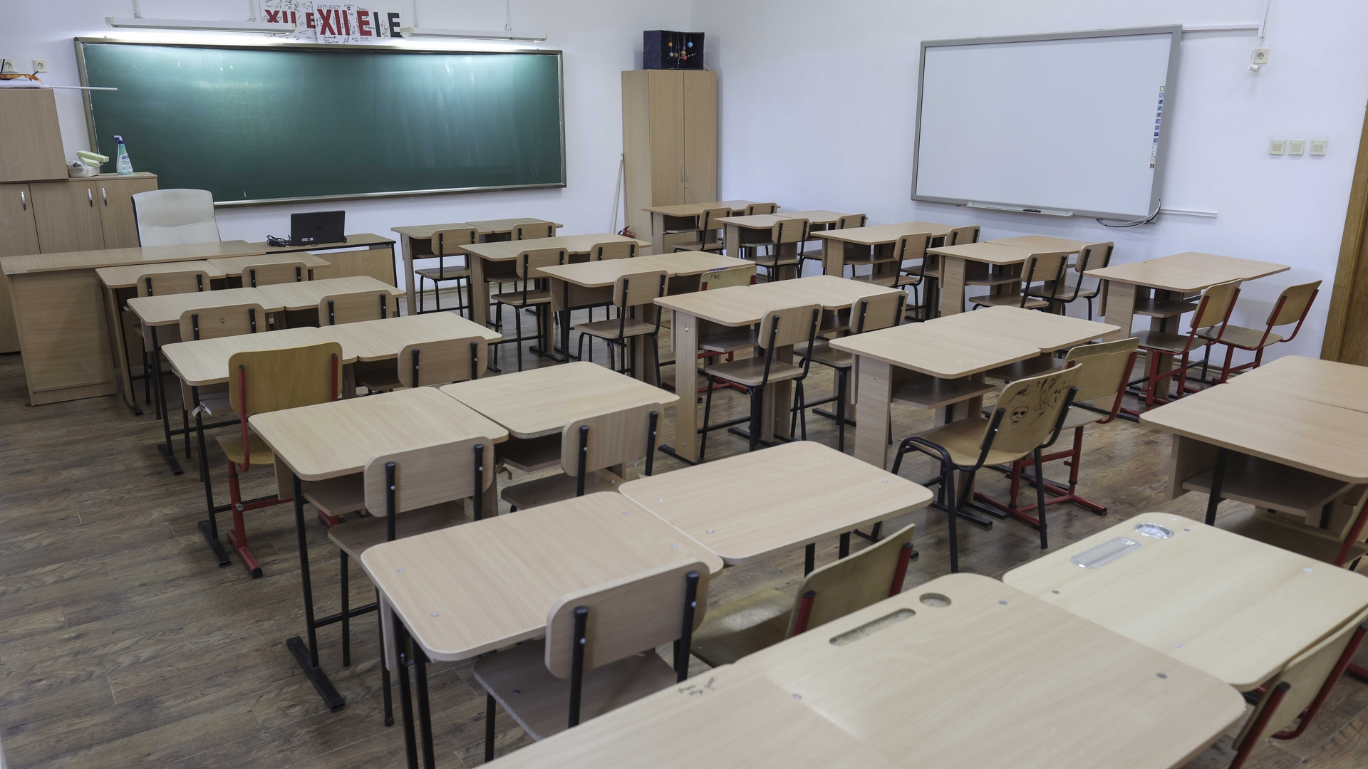 Ce au găsit polițiștii în ghiozdanul elevului din Bacău care s-a aruncat de la etaj, în a doua zi de la începerea anului școlar