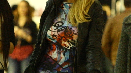 Andreea Bănică se respectă şi e mereu în tendinţe! A ieşit la plimbare prin mall, încălţată cu sandale! O prinde look-ul?