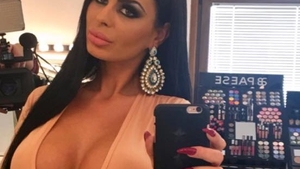 Renata şi-a pus un desuu sexy şi l-a strâns cu foc la piept! Bruneta a transmis un mesaj direct care nu lasă urmă de îndoială