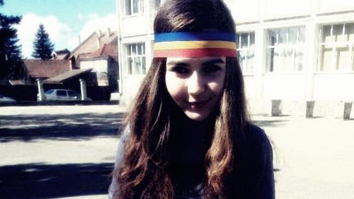 Va mai amintiti de Sabina, eleva cu tricolor? Adolescenta a renuntat la celebra bentita si s-a pozat doar in lenjerie intima