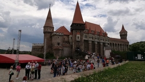 Un copil în scaun cu rotile a fost umilit la Castelul Corvinilor. Gestul incredibil făcut de o supraveghetoare: "Nu aveți voie cu cărucior aici"
