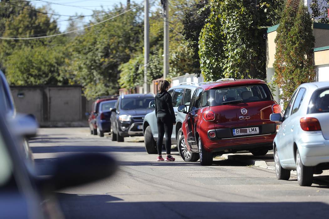 Fiica lui Lăcătuş a parcat şi îşi aşteaptă tatăl