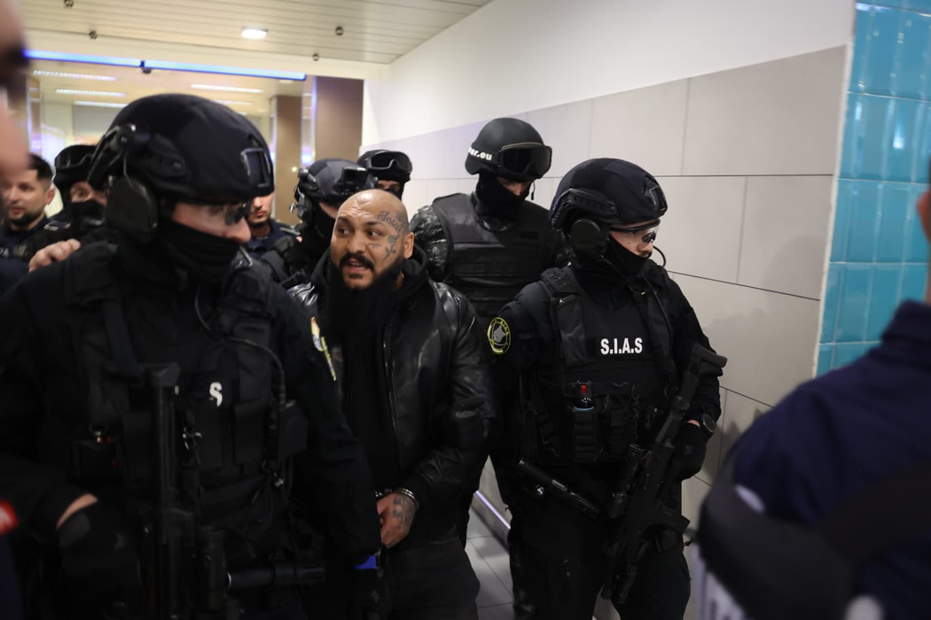 Dani Mocanu și Nando, aduși în cătușe la București! Primele imagini cu manelistul și fratele lui, de pe aeroportul Otopeni