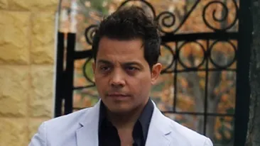 Sedinte sado-maso la salonul de infrumusetare. Jean de la Craiova traieste senzatii tari cand se epileaza inghinal