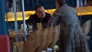 Fostul ministru al Apărării a pus-o la mall de un ”mic comision”: operaţiunea ”Sacoşă la portbagaj”!