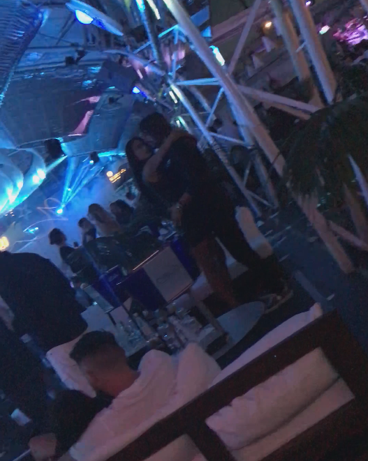 Dan Alexa și iubita lui dansează, în club, la Mamaia
