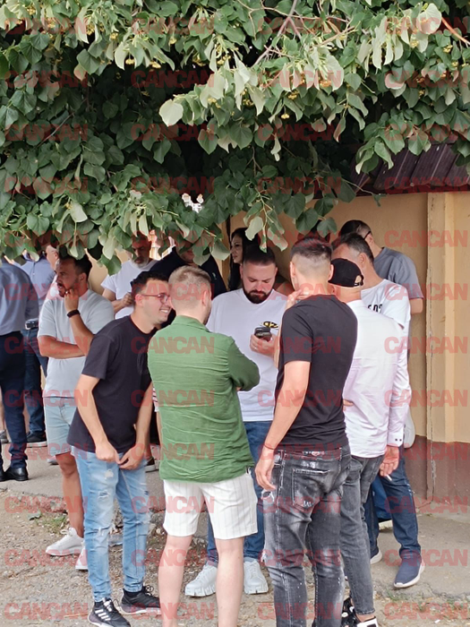 Fiica și fiul lui Cristian Popescu Piedone, la poarta penitenciarului alături de susținători. Cum așteaptă eliberarea. „Fericire maximă” VIDEO
