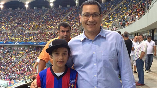 Cu cine s-a afisat premierul PONTA la meciul Stelei. VEZI AICI!