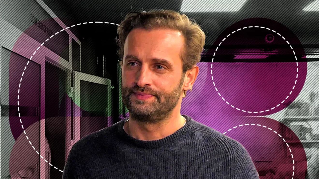 Cum arată casa lui Sorin Brotnei din Maramureș. Acoperișul e realizat într-un mod care nu se mai folosește în prezent