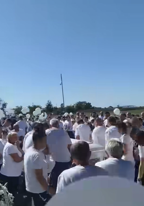 Durere fără margini în Timiș! Sute de oameni au condus-o pe ultimul drum pe Iasmina, fata de 15 ani care a murit electrocutată