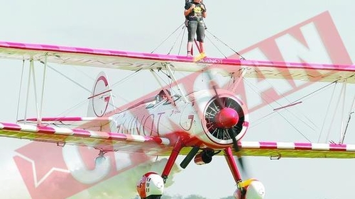 Zboara calare pe avion!