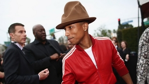 Pharrell si-a scos la vanzare palaria GIGANT cu care a facut senzatie la Grammy! Te ia ameteala daca cat a licitat un fan