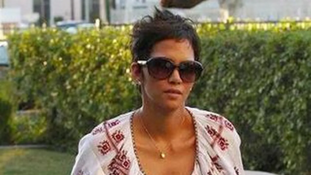 Vedetele de la Hollywood au facut o obsesie pentru o ie romaneasca! Halle, Moss, Hathaway si Katie Holmes imbraca aceeasi bluza