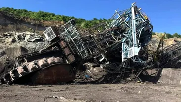 Imaginile dezastrului de la Alunu-Vâlcea. Muncitorii care lucrau pe excavatorul înghiţit de pământ se tem că vor fi concediaţi