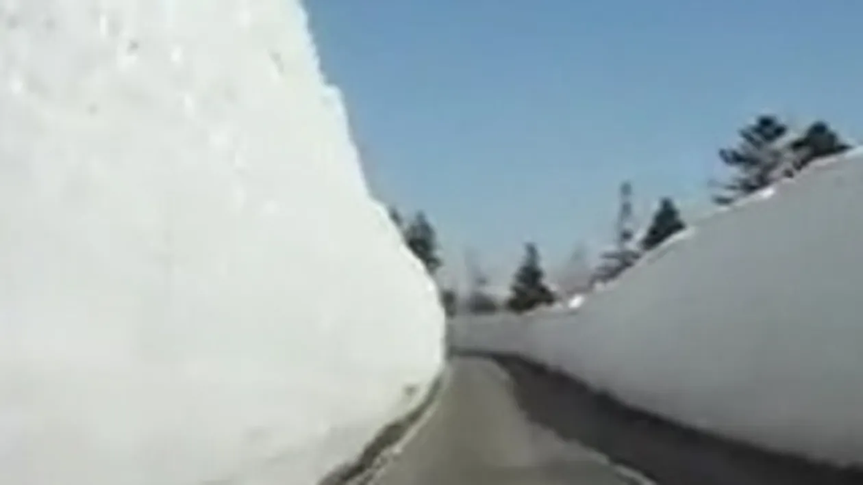 Asta nu o sa vezi niciodata in Romania! Printre peretii de zapada de 15 metri, japonezii au creat un tunel devenit obiectiv turistic