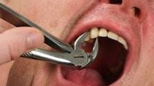 Eugen a murit după ce şi-a scos singur doi dinţi. Nu avea bani să meargă la dentist