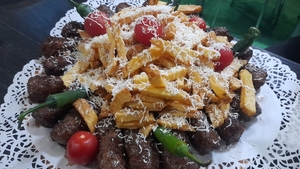 Cât costă un platou cu 20 de mici si cartofi la restaurantul lui Luis Stan. Mănânci până dai în „boala copiilor”