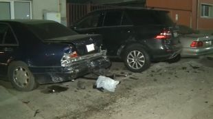 Cinci maşini distruse de un poliţist din Arad! Bărbatul s-a urcat băut la volan