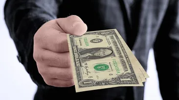 Un ieșean a încercat să scape de „dracu” dar a dat de „ta-su”. S-a ales cu dosar penal după ce a vrut să dea mită unui polițist