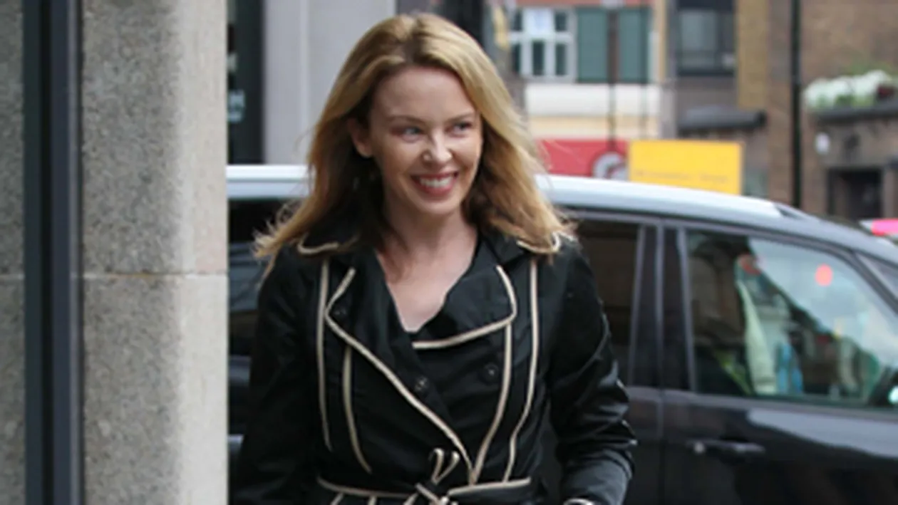 Kylie Minogue si Pippa Middleton poarta acelasi pardesiu