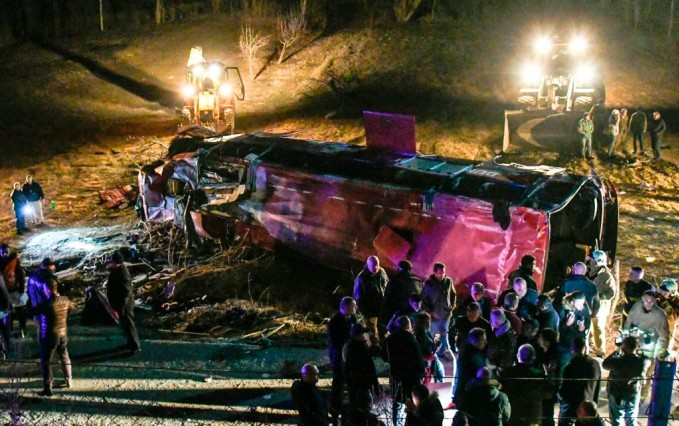 Un autocar s-a răsturnat pe autostradă. 13 morți, iar numărul victimelor poate crește | FOTO