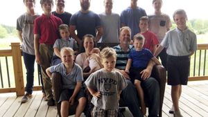 Imagine de tablou cu o familie din SUA! După 14 băieți, a născut și o fată