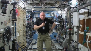 Mai înalt şi mai tânăr, după 340 de zile petrecute în spaţiu! Vezi cum s-a schimbat viaţa cosmonautului Scott Kelly