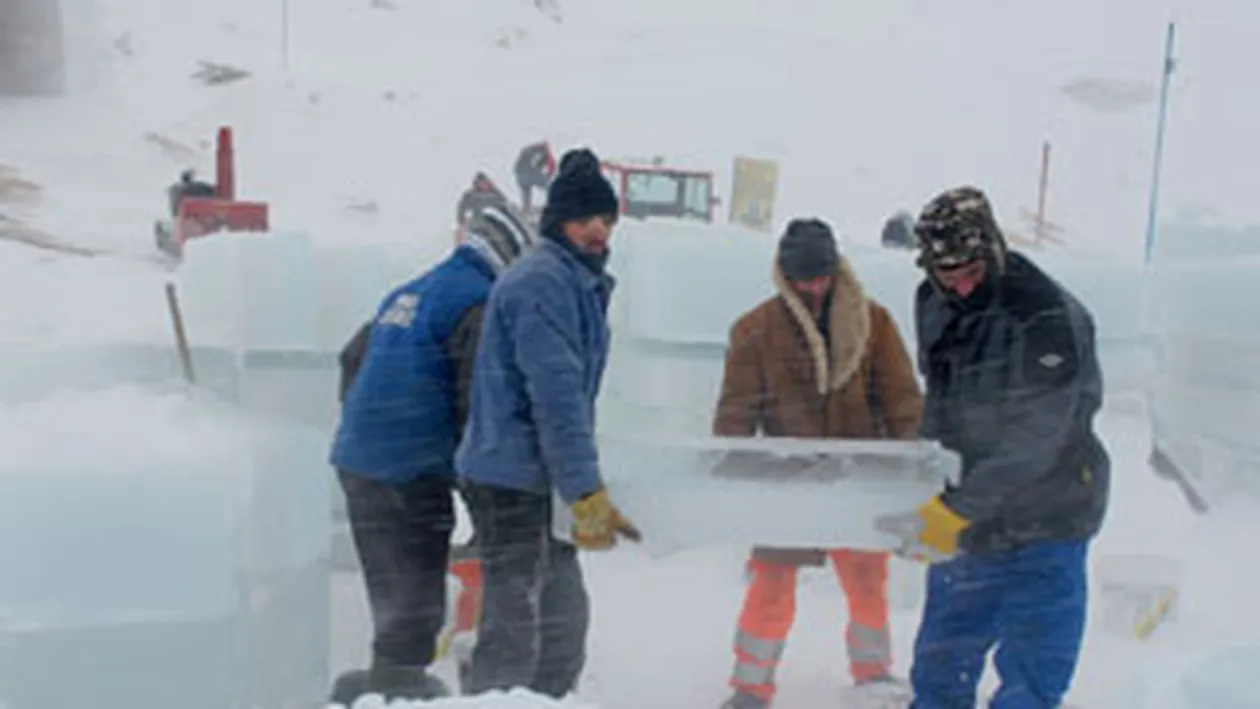 Ei construiesc hotelul de gheata