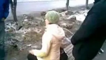 Doamne ce cretini! Nenorocitii astia se filmeaza in timp ce urineaza pe o femeie care astepta autobuzul in statie - Ea nu banuieste nimic dar e uda fleasca