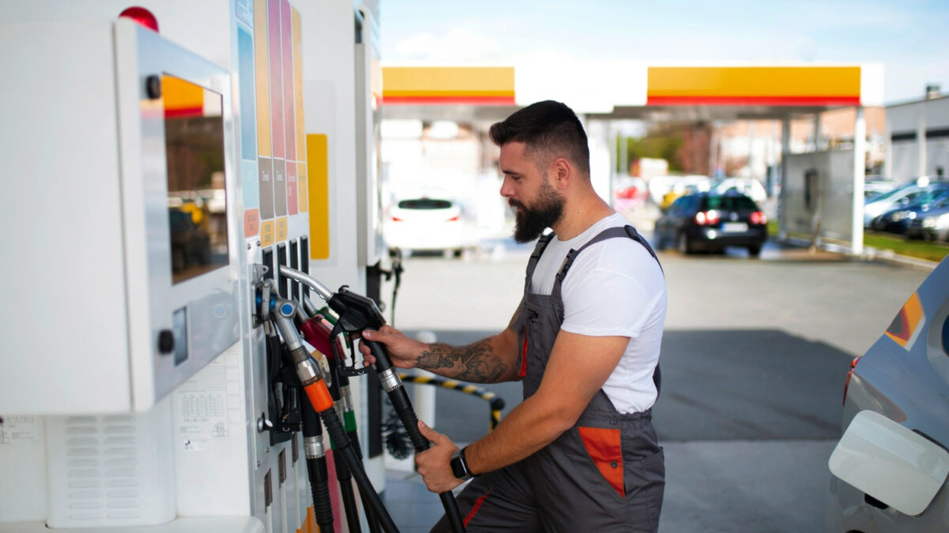 Prețul benzinei urcă din nou. Cât dai pe un plin și în ce orașe găsești cele mai mici tarife