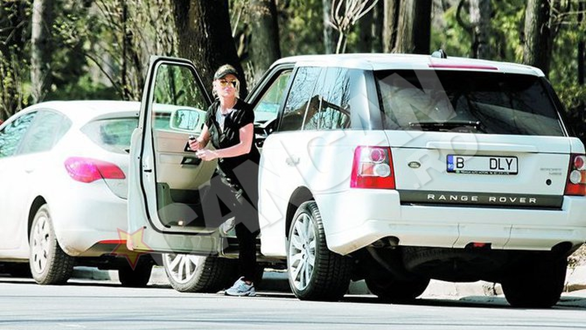 Doua sportive adevarate! Delia Matache merge la jogging cu superbul ei Rover alb