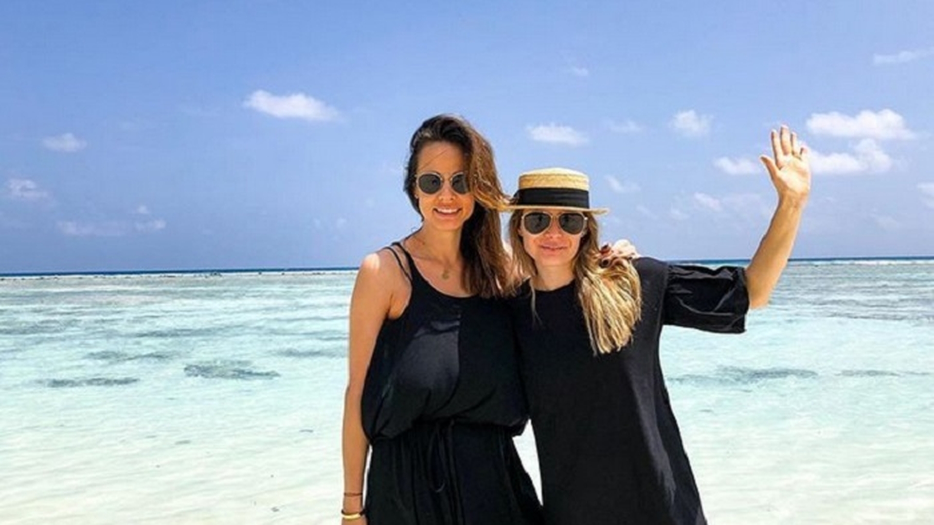 Laura Cosoi şi-a etalat burtica de gravidă într-un costum de baie sexy: "Se mişcă mult fetiţa". Ea şi Andreea Raicu s-au pozat nemachiate şi cu părul necoafat