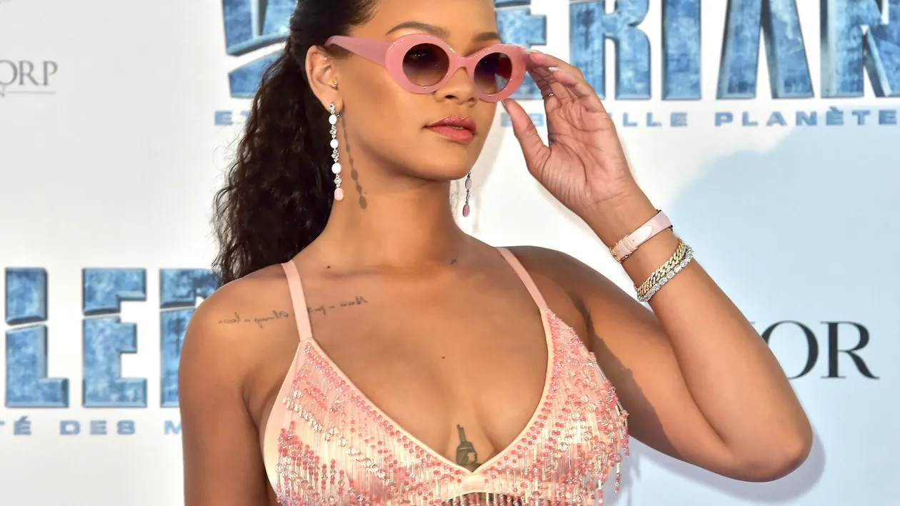Rihanna, imagine de infarct! S-a pozat fără sutien!