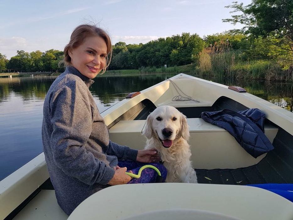 Oana Zavoranu, pozată într-o poziție de infarct în timp ce stă la plajă în costum de baie. Detaliile surprinzătoare de pe posterior
