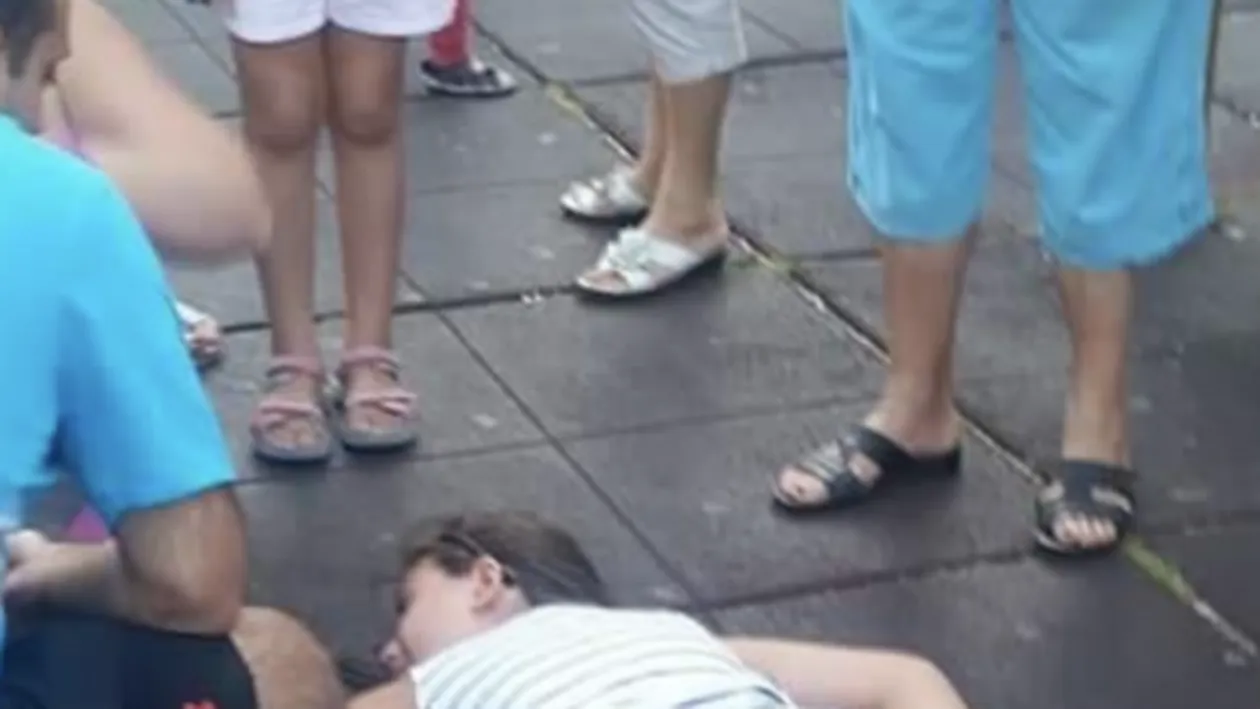 O fetiţă şi-a fracturat coloana într-un loc de joacă din Parcul Tei! Cine e vinovat de accident
