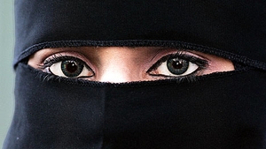 Un barbat de 90 de ani din Arabia Saudita a dat in judecacata familia sotiei minore pentru ca s-a ascuns de el in noaptea nuntii