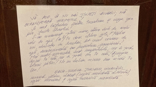 Locatarii unui bloc, amenințați de „regina mondială absolută”. Avertismentul pe care l-au găsit pe ușă. Cât de mult o deranjează acvariul cu pești al vecinilor