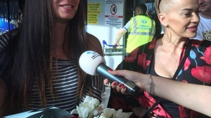 Primele imagini cu Diana Belbiță la aeroport! A fost întâmpinată de Anda Adam și de mama ei