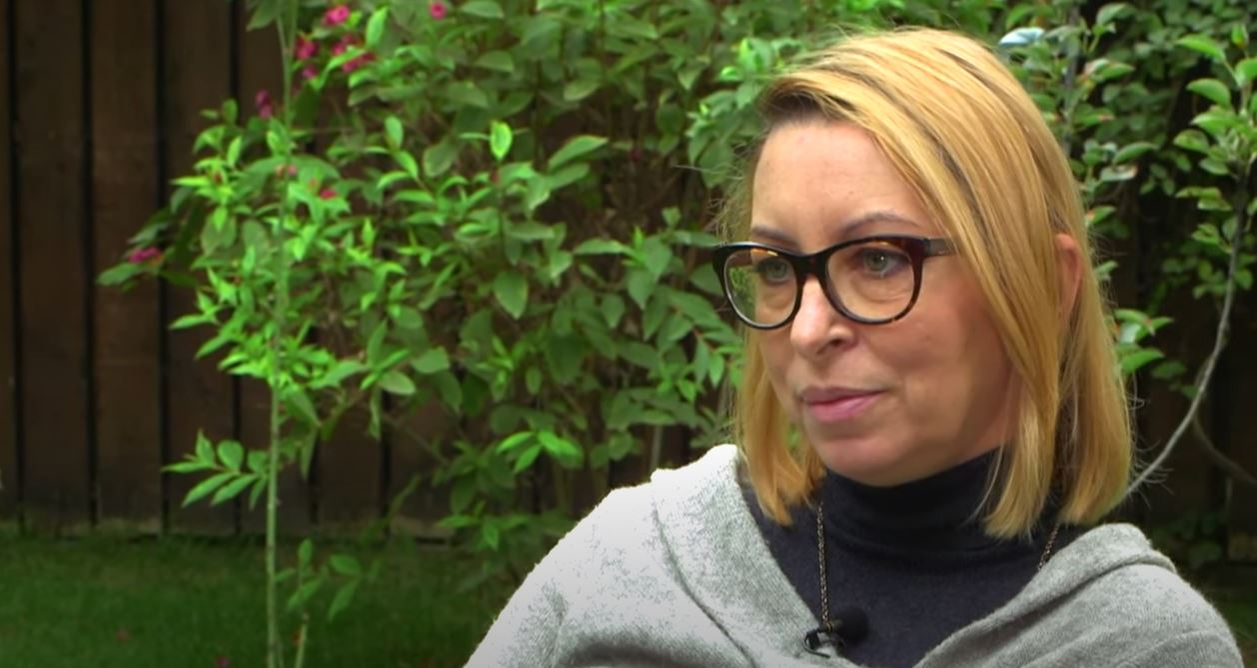 Carmen Moise, infectată cu COVID chiar înainte să nască gemeni: “Locul ăsta a fost salvarea mea”. Vedeta de la Antena 3 și-a văzut copiii doar în poze