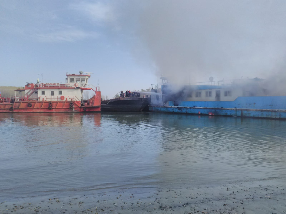 Incendiu puternic pe Dunăre, la o barjă cu bauxită. Pompierii s-au luptat minute în șir cu flăcările