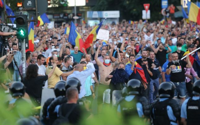 Adevărul despre averea „bărbatului îmbrăcat în alb” de la Jandarmerie! Ce salariu are colonelul Cătălin Paraschiv și ce mașini conduce!