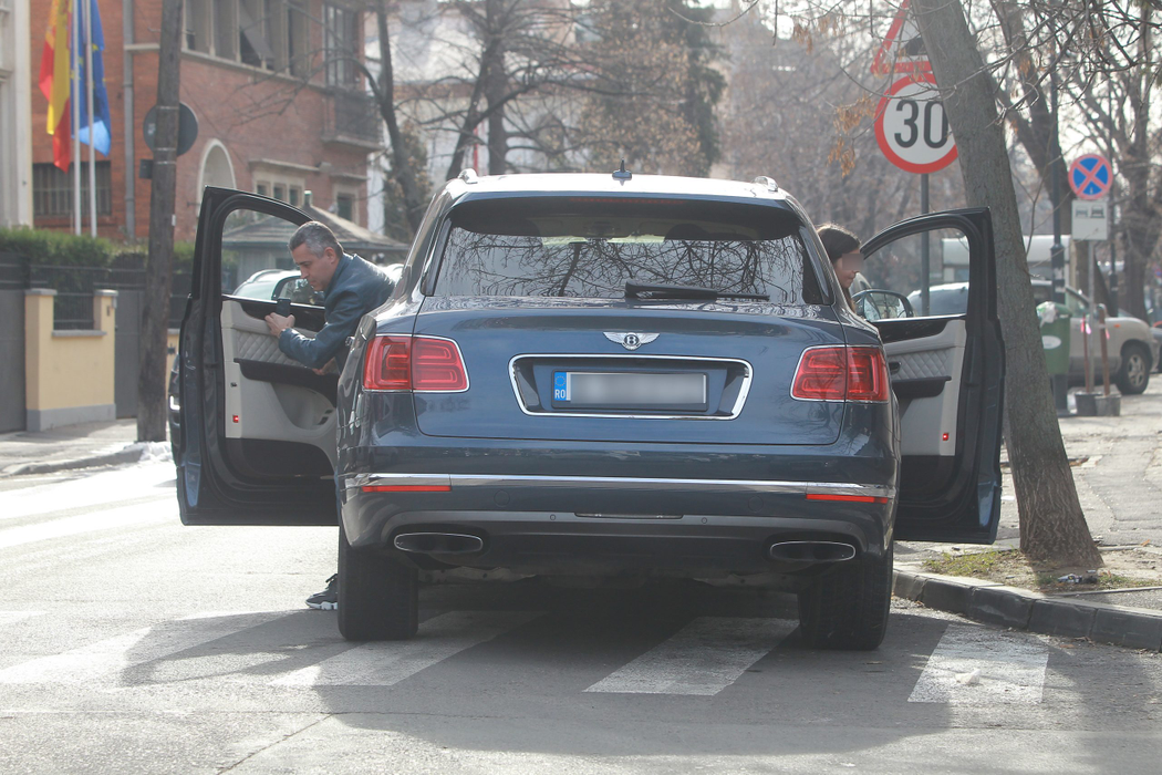 Remus Truică are mare grijă de fetele lui, pe care le-a luat cu Benlley-ul de un sfert de milion de euro