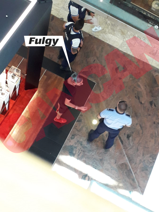 Fulgy oferă explicații unui polițist după ce a fost evacuat din magazin de reprezentanții BGS